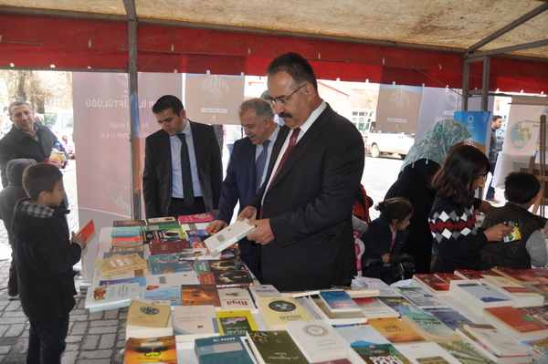 Iğdır da Kitap Standı Nevruz Şenliğinde İlgi Odağı Oldu