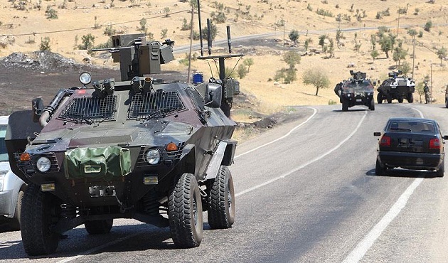 Hakkari'de güvenlik güçlerinin aracına saldırı
