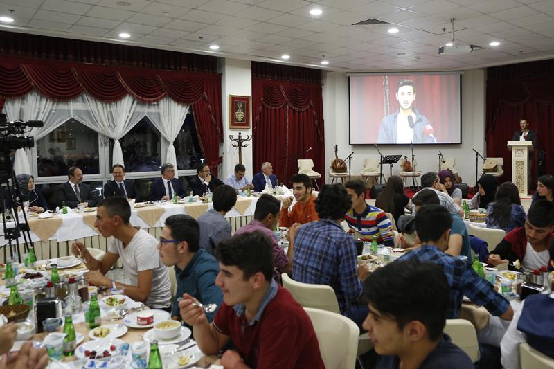 Başkan Görmez, iftarını gençlerle birlikte yaptı…