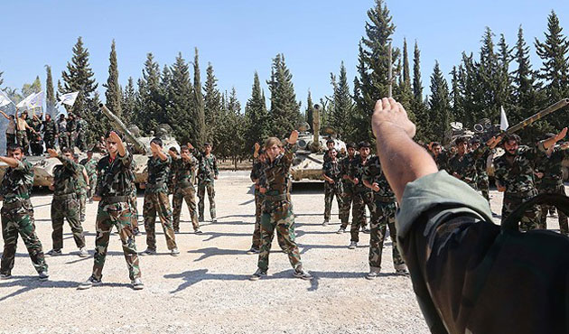 Türkiye'de eğitilen 75 muhalif Suriye'ye gitti