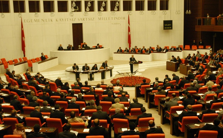 Kriz çözüldü: Bağımsız bakanlar yemin etti