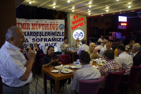 Gaziemir ilçe Müftülüğü Suriyeli vatandaşlara iftar yemeği verdi.