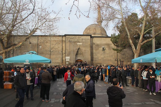 Gençler, Aranızda Selamı Yayın