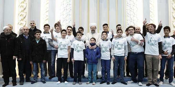 Görmez, sabah namazında gençlerle buluştu