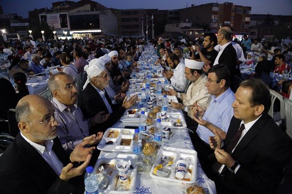 Görmez, Türkiye’de bulunan Suriyelilerle iftar sofrasında buluştu