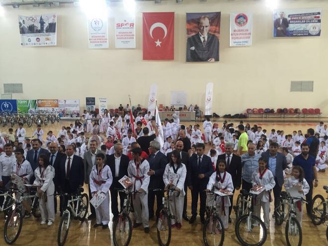 İpeksi Dokunuş İle Sokaktan Madalyaya Uzanan Eller Projesi