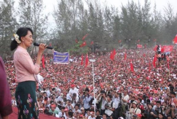 Myanmar'da muhalif gruplar aynı partide birleşti