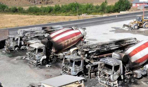 PKK beton firmasını basıp 7 aracı ateşe verdi