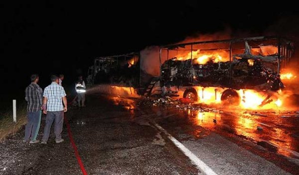 PKK, Siirt'te dört kamyonu yaktı