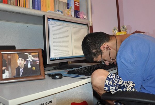 Sağlıklılara ders olsun, Burnuyla kitap yazıyor