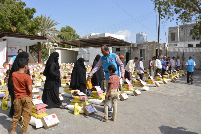 TDV, Yemen\'de 2 bin 400 muhtaç aileye gıda kolisi dağıttı.